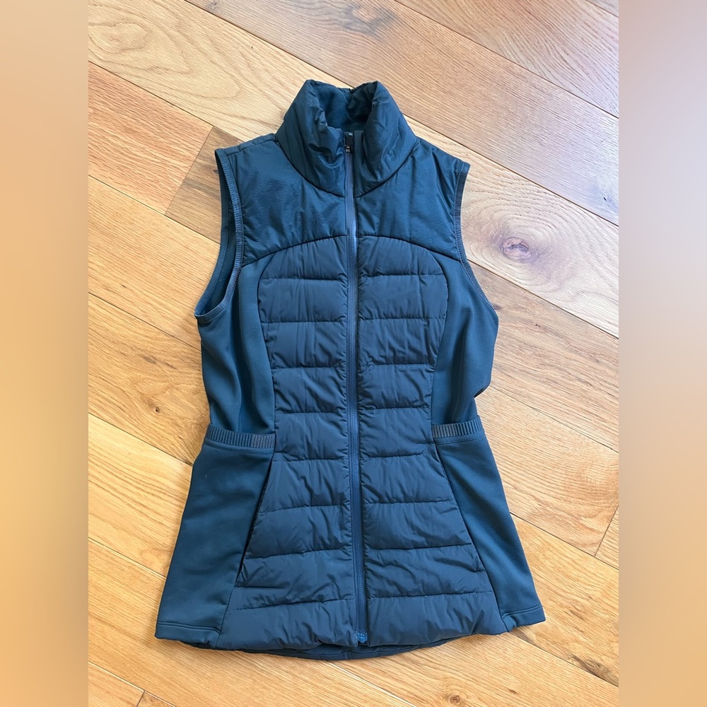 Lululemon - Down for It All Vest (dark green/blue)